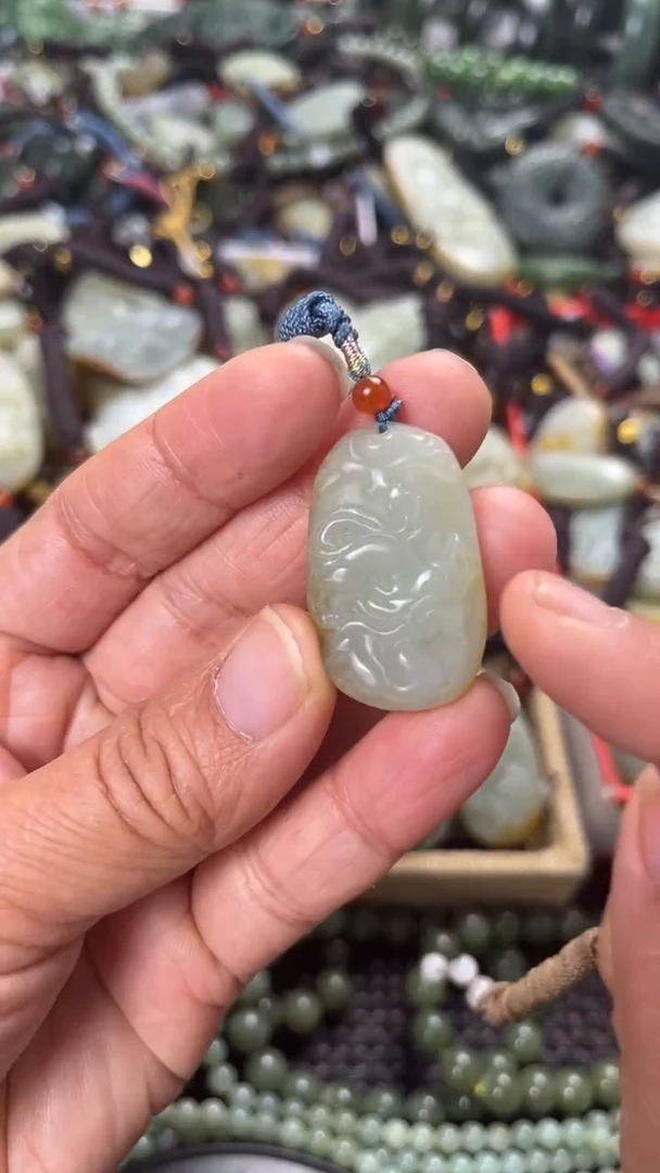 【闪购商品】和田玉颈饰未镶嵌多样性发货没有证书，拍一发一.有瑕