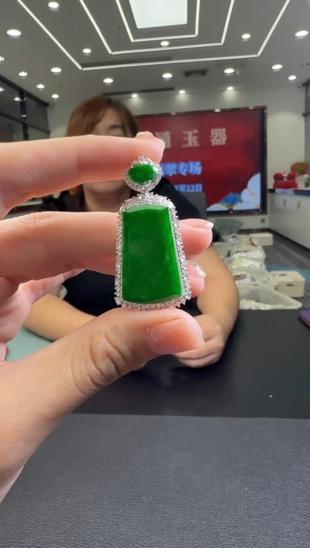 翡翠18K金镶嵌颈饰珊*挂件