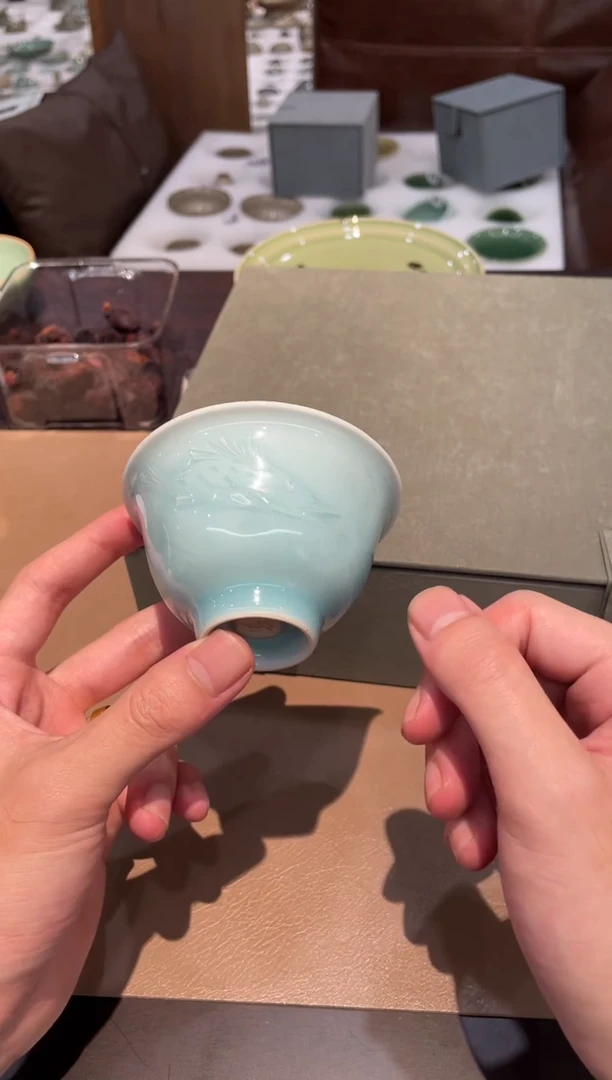 E****H窑承龙泉青瓷卢湛鳜鱼压手杯