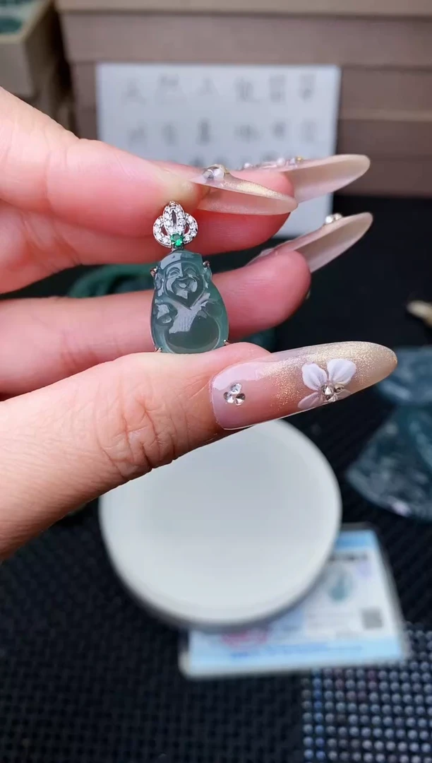 颈饰未镶嵌翡翠
