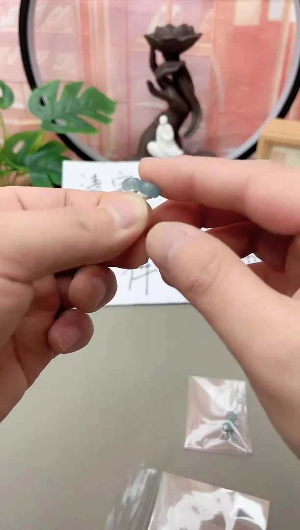 银S925镶嵌石英质玉（天山翠）耳钉h386