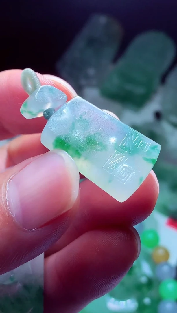 未镶嵌定制翡翠蓝**?翡翠毛货定制