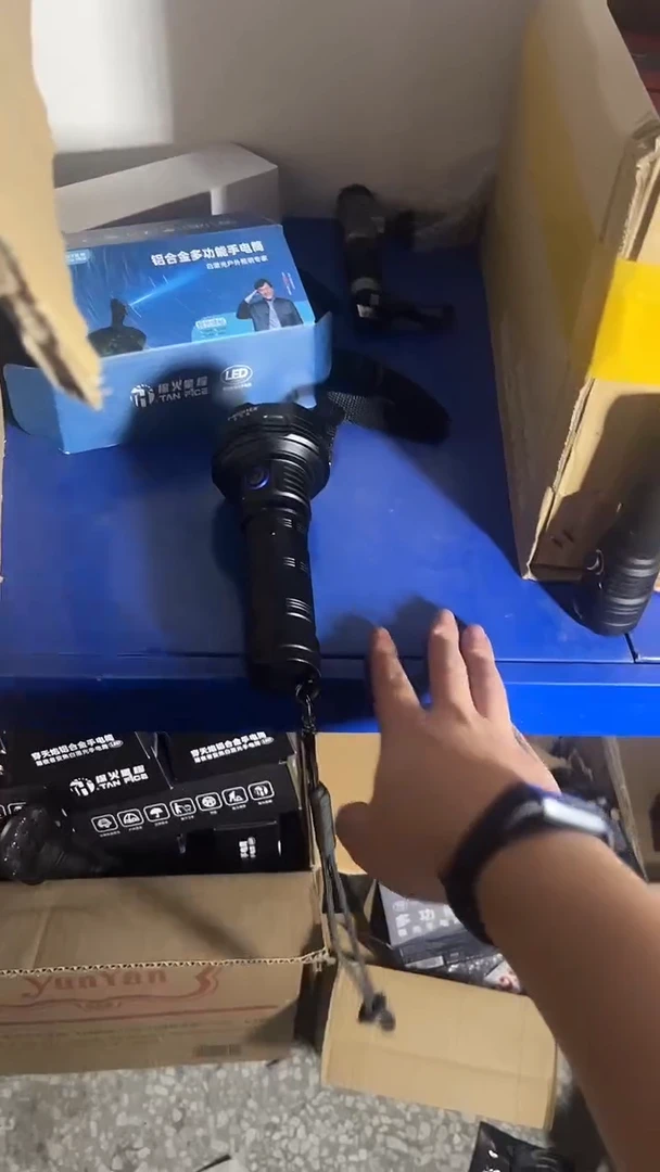 【老王家同款】698超亮九颗灯珠手电-送两组电池