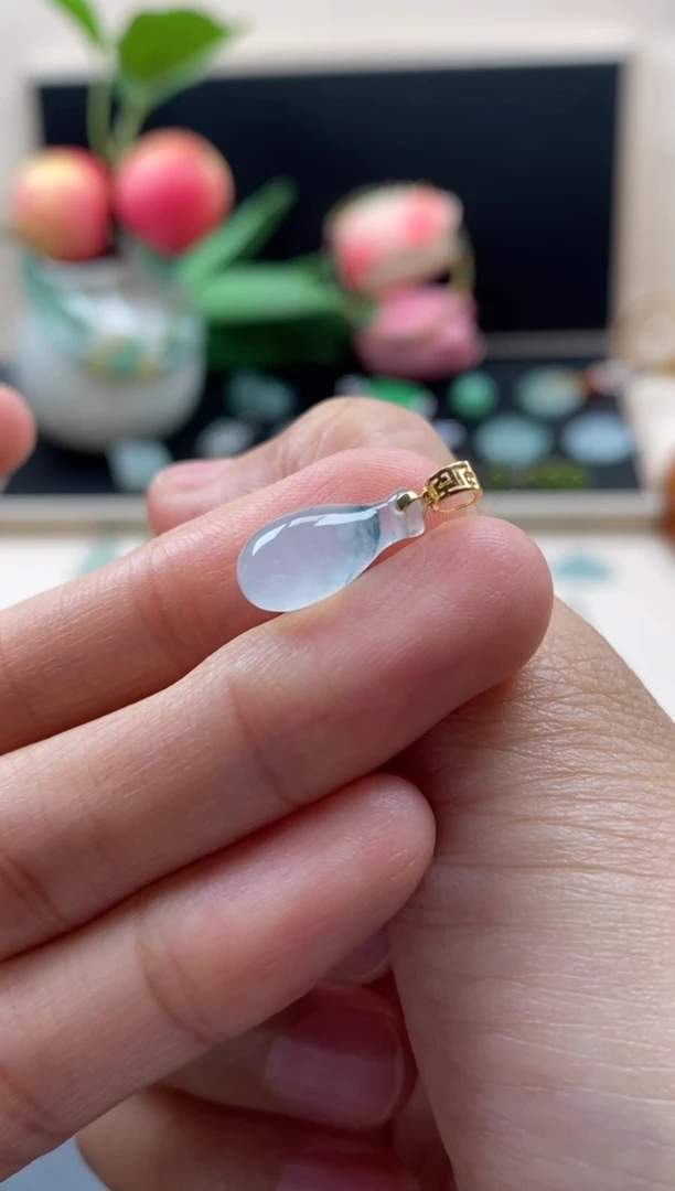 翡翠18K金镶嵌颈饰翡翠飘花福瓜吊坠