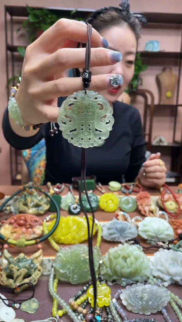 未镶嵌岫玉颈饰·1