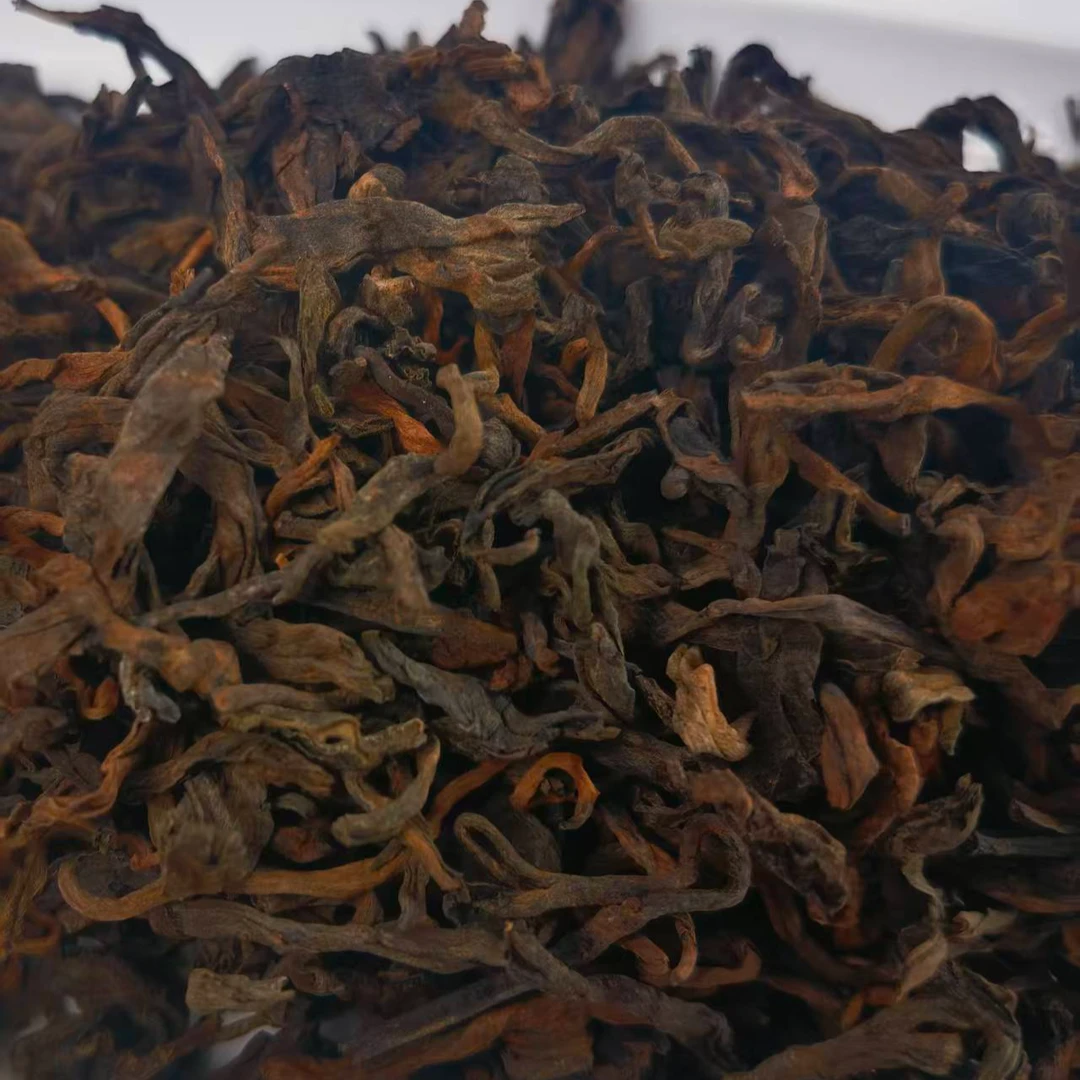 冰岛熟茶  春茶料发酵  汤色通透绵柔顺滑 香气馥郁 甜润可口