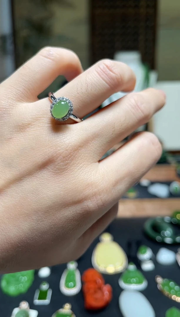 颈饰银S925镶嵌和田玉苹果绿蛋面戒指简单款