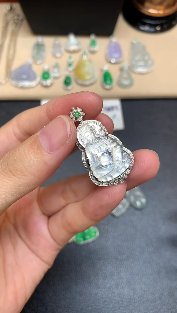 颈饰18K金镶嵌翡翠度母【无服务费