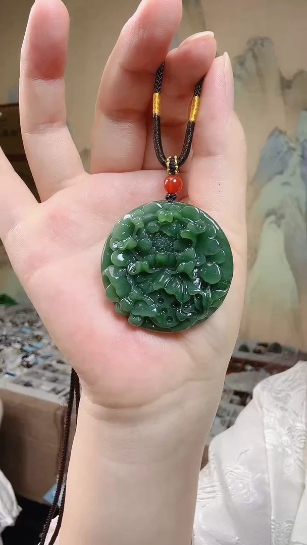 和田玉未镶嵌颈饰.