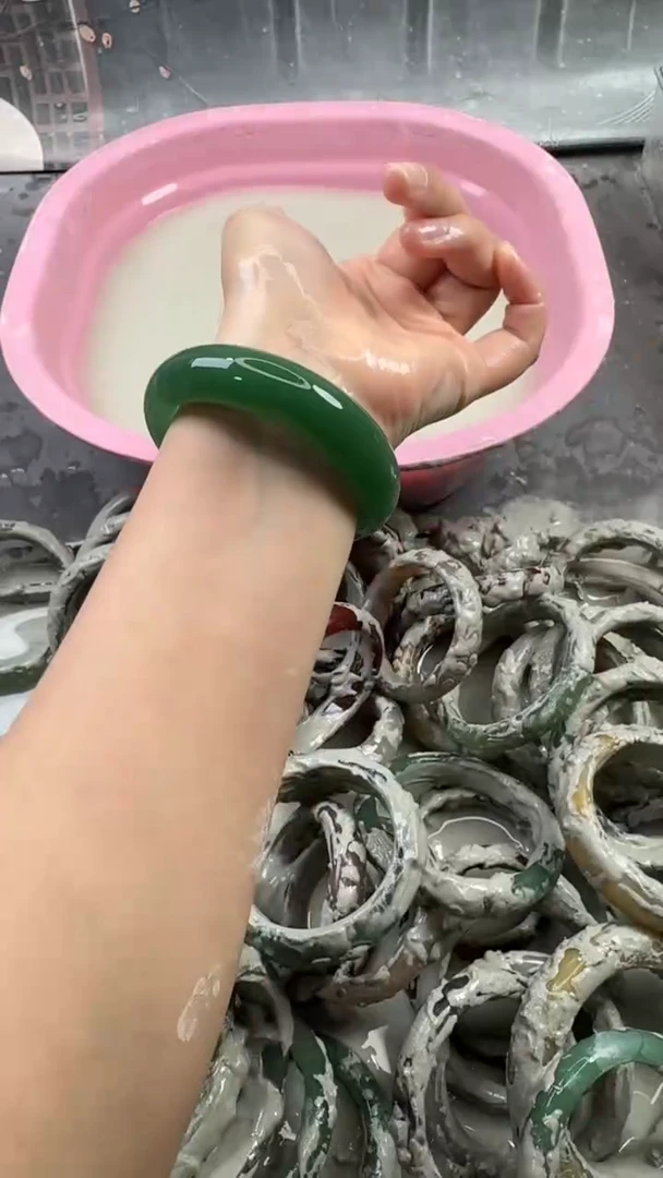 【闪购商品】石英质玉手镯未镶嵌38