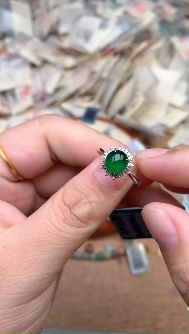 18K金镶嵌挂件翡翠 —