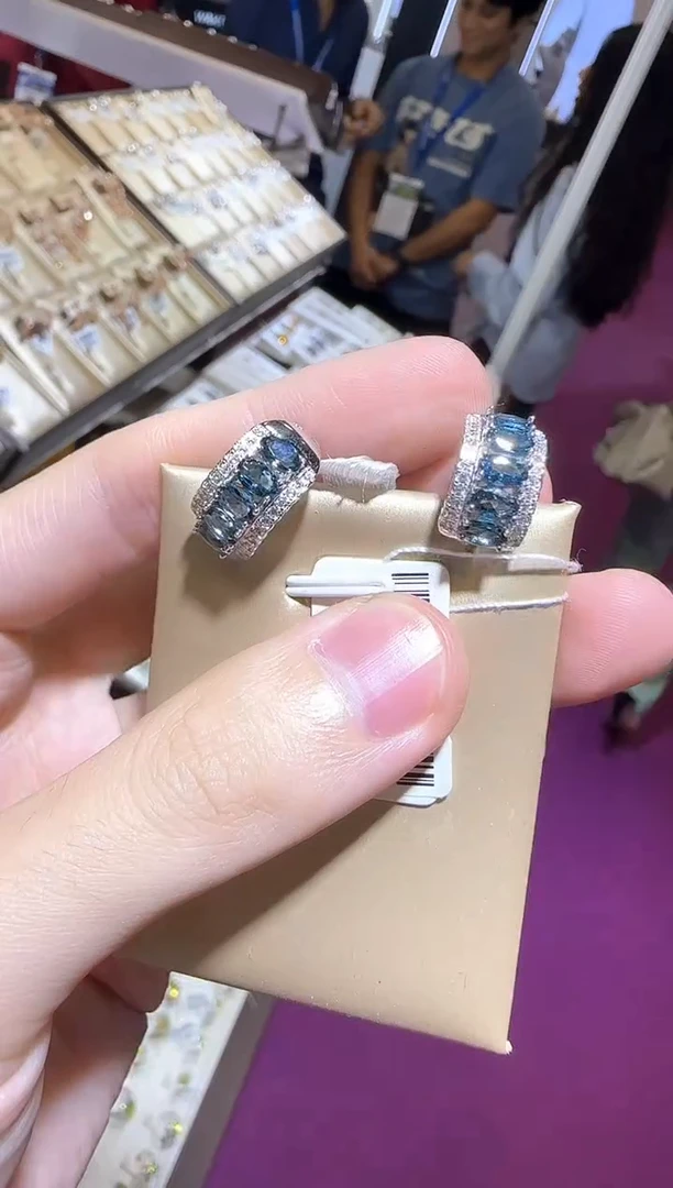 银S925镶嵌托帕石耳饰伦敦蓝8mm耳扣款