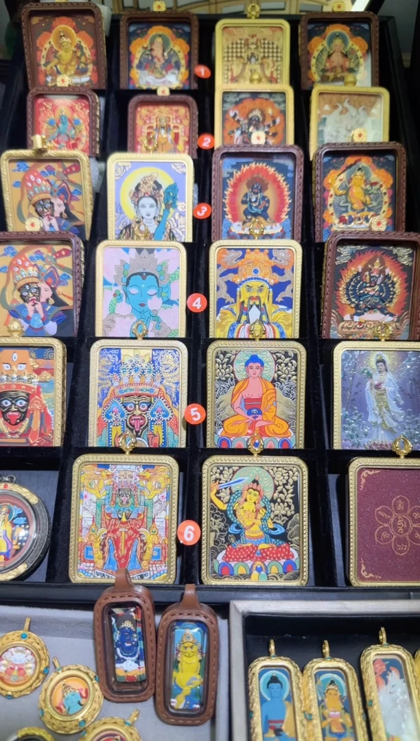 吊坠精美手工唐卡 挂绳或链子为赠品，不在售后范围内请悉知