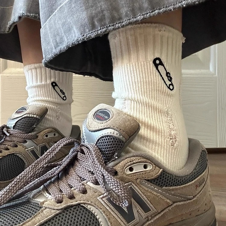 袜子女韩版中筒返潮复古百搭别针刺绣破洞袜子女镂空潮酷堆堆袜女