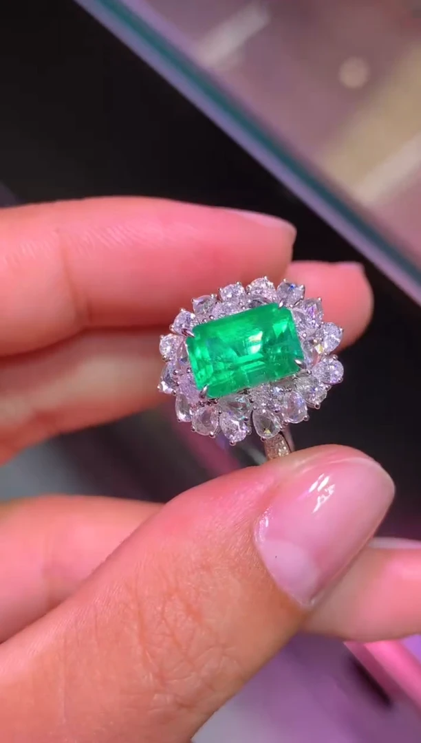18K金镶嵌戒指祖母绿2.12CT