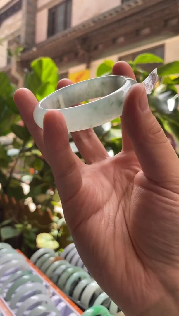 未镶嵌手镯（贵妃镯）翡翠白****）56贵妃