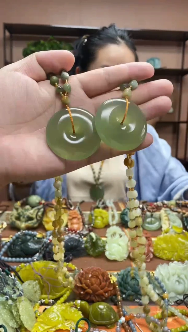未镶嵌岫玉吊坠多样性发货发其中之一