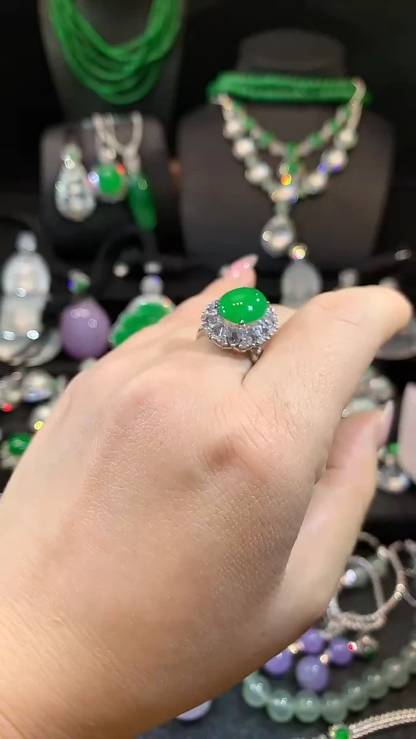 18K金镶嵌戒指翡翠戒指