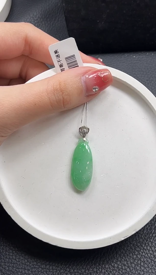 【闪购商品】翡翠颈饰18K金镶嵌福瓜