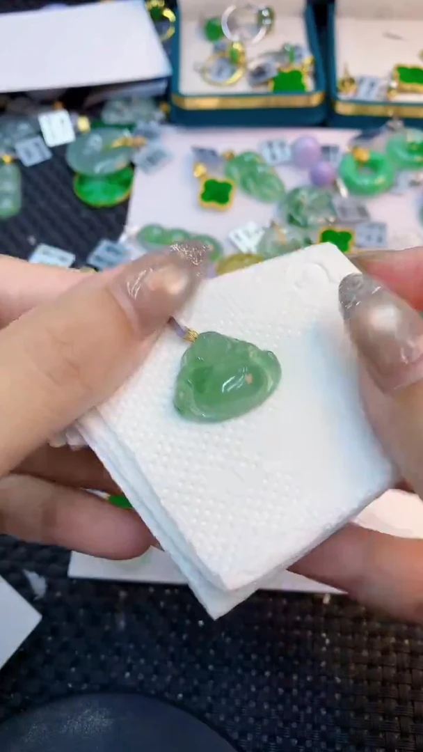 颈饰18K金镶嵌翡翠1