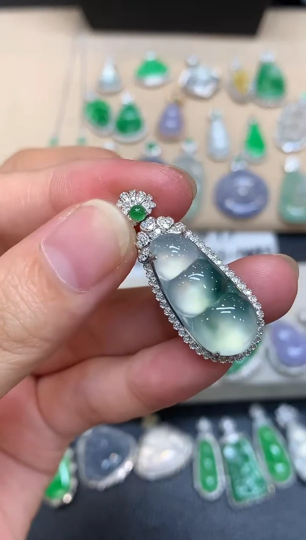 颈饰18K金镶嵌翡翠福豆【无服务费