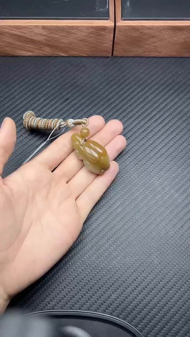 吊坠(赠链)未镶嵌和田玉若羌微色差吊坠