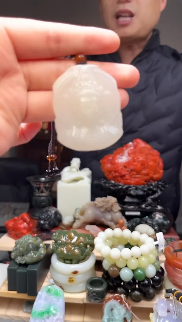 颈饰未镶嵌和田玉吊坠