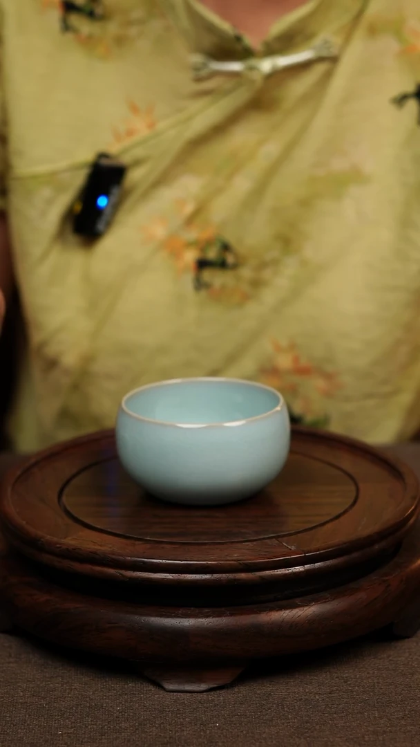 瓷片天青色全手工卧足罗汉杯 90ML微瑕