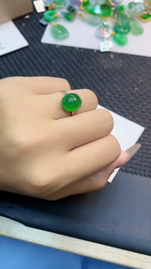 颈饰18K金镶嵌翡翠1