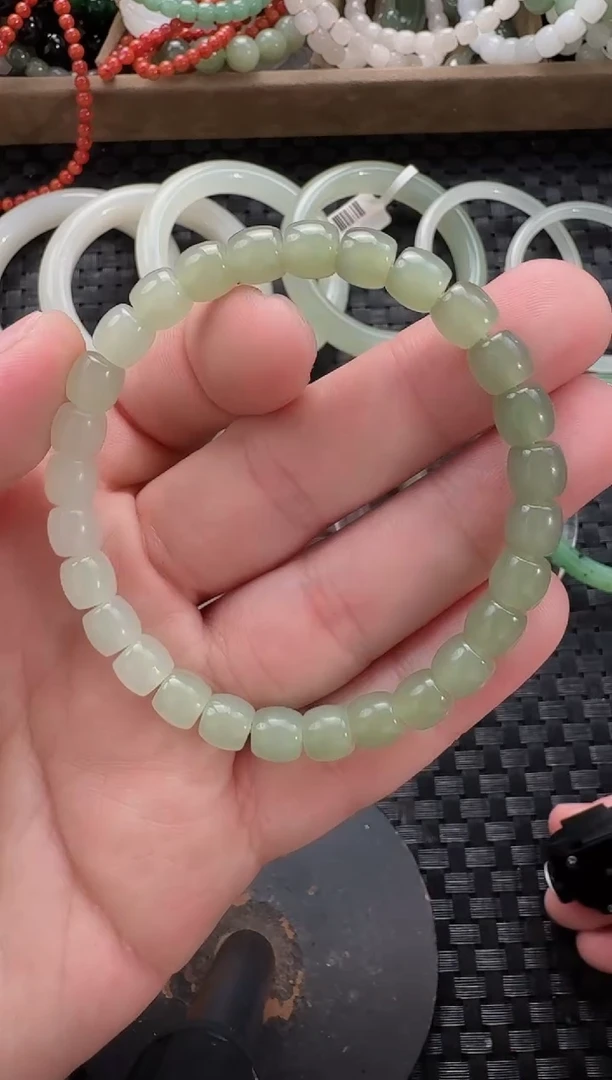 颈饰未镶嵌和田玉7*6晴水渐变色手串