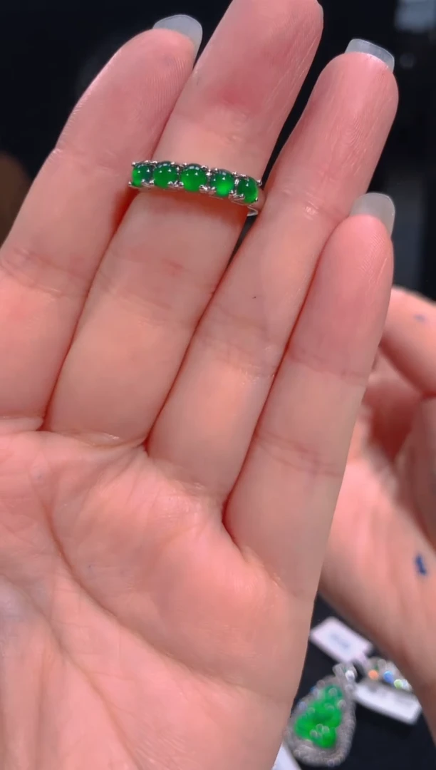 【闪购商品】定制翡翠未镶嵌100定制翡翠，多样性发货（发其一）