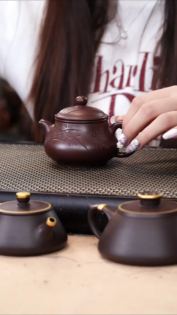 茶壶紫砂紫泥兰花刻绘潘壶