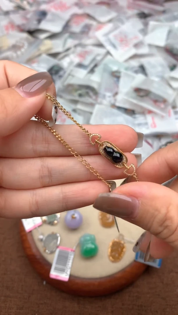 18K金镶嵌挂件翡翠—