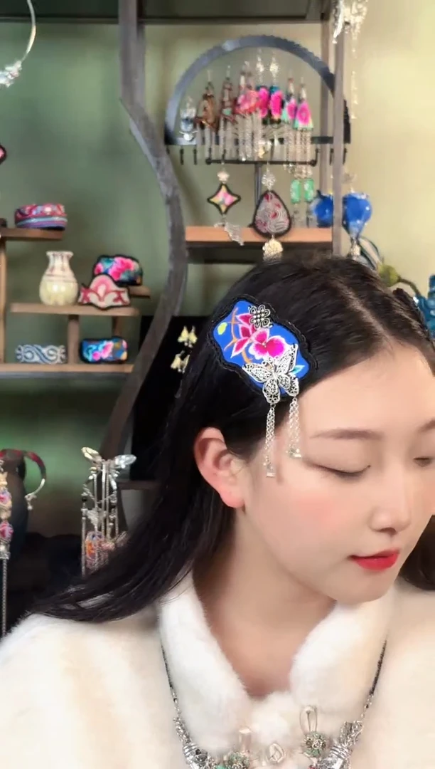 彩云南阁非遗老绣苗银饰品536