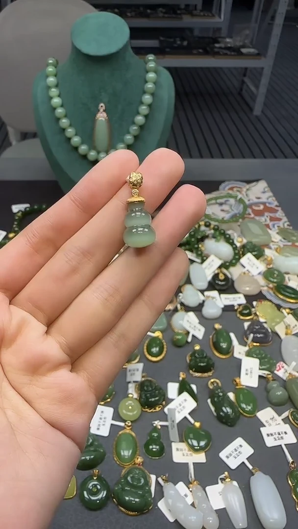 18K金镶嵌和田玉挂件1