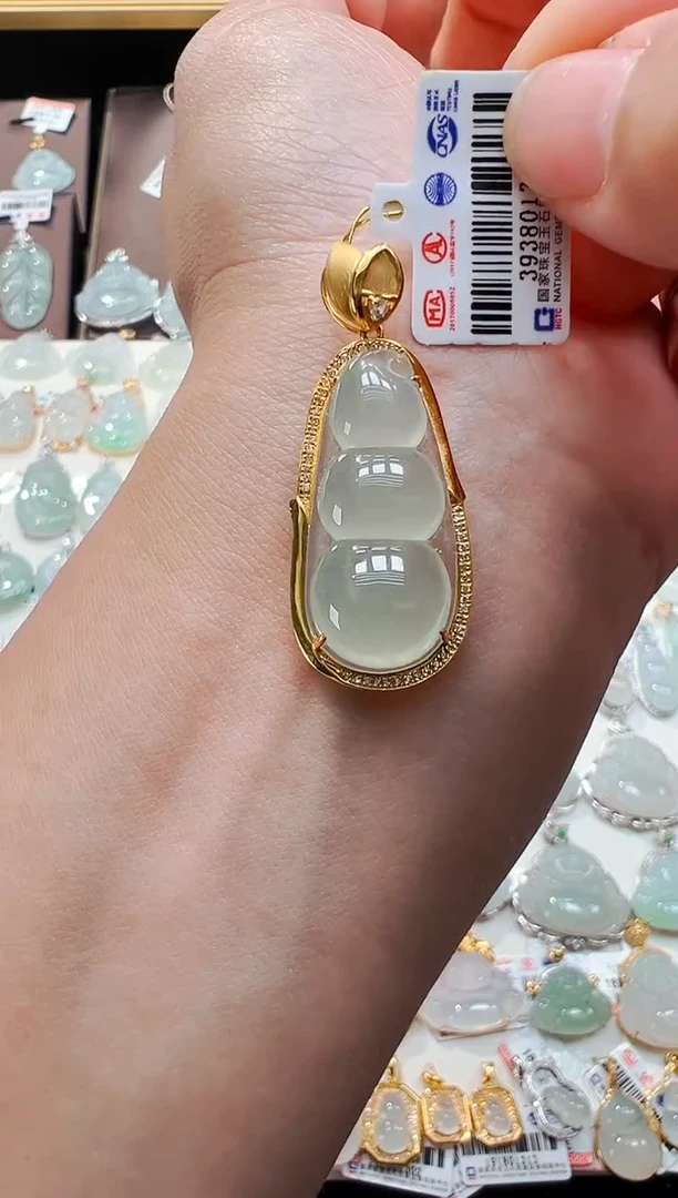 翡翠18K金镶嵌颈饰福豆吊坠1332