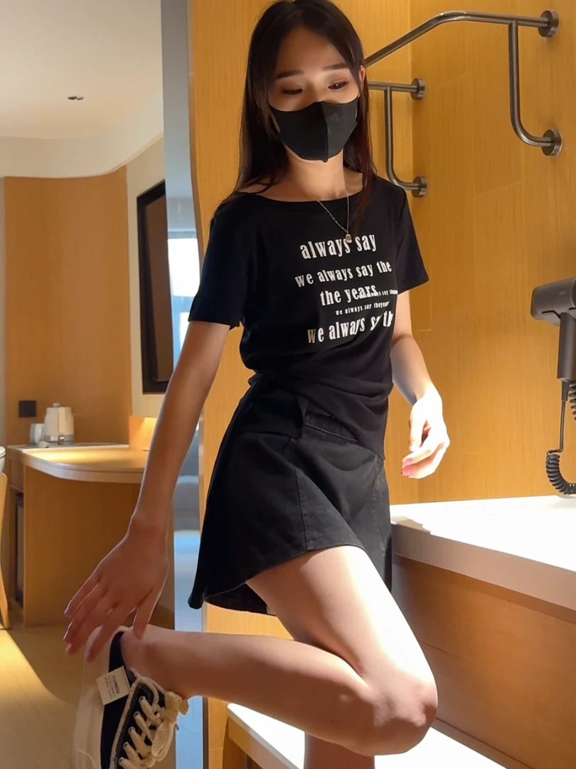 法式短袖T恤女夏季甜辣小众设计感修身收腰小上衣+水洗牛仔短裙