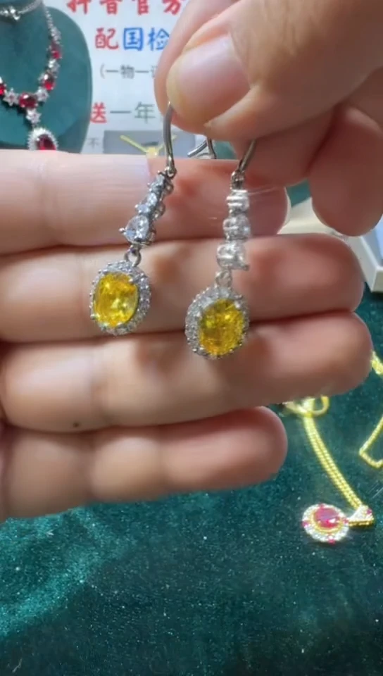 18K金镶嵌耳饰钻石1