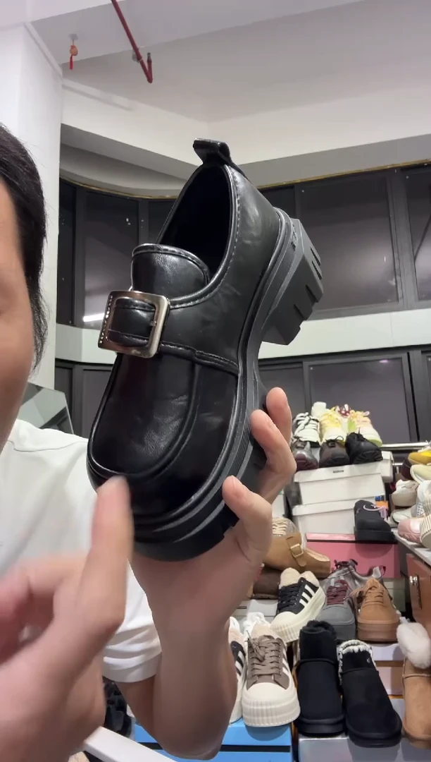 .****?黑色单个金属扣后跟勒夫鞋35