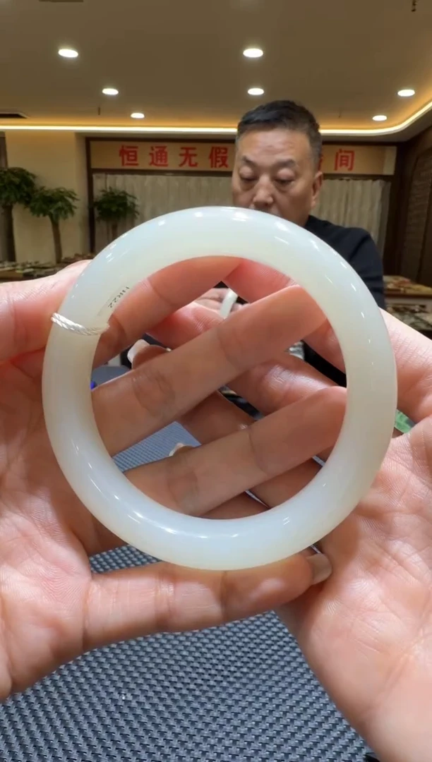 颈饰未镶嵌和田玉手镯60
