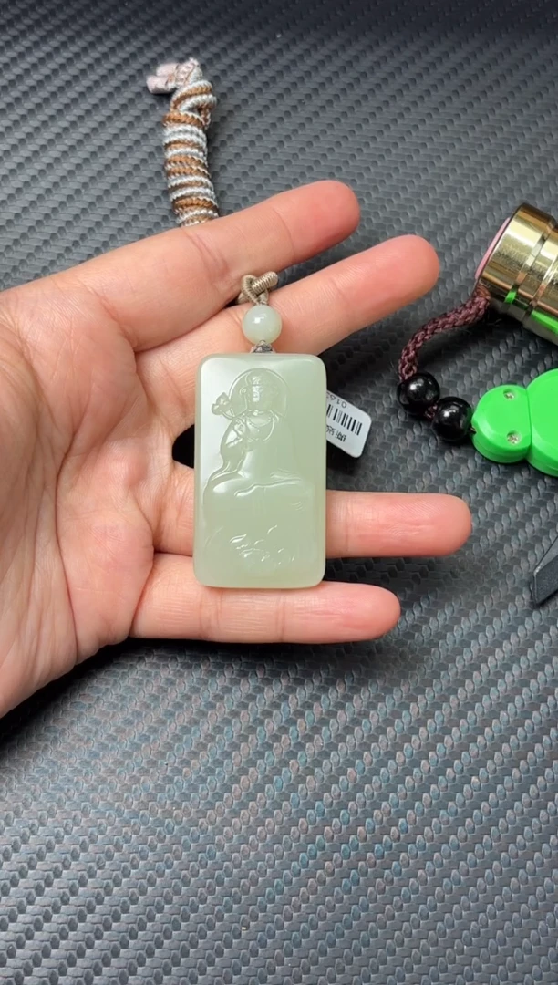 吊坠(赠链)未镶嵌和田玉且末微色差迪克兰一细吊坠
