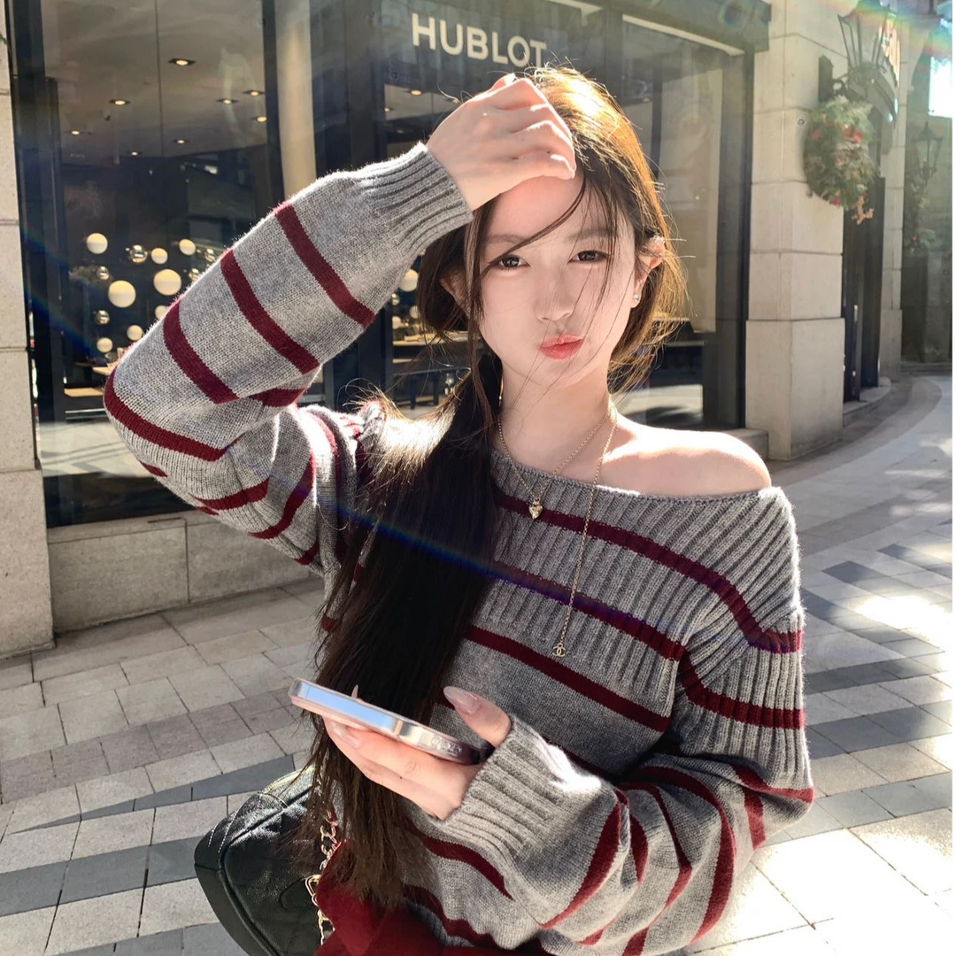 灰色条纹斜肩毛衣女秋冬2025新款韩系慵懒内搭针织衫露肩气质上衣