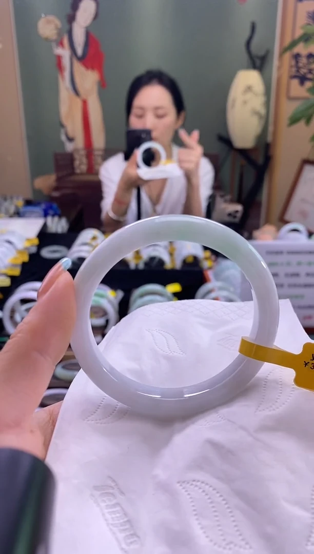 翡翠手镯未镶嵌56.6圈口t