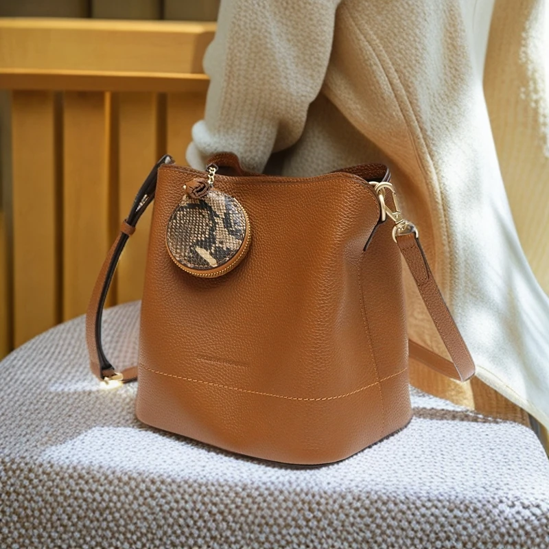 设计师款时尚牛皮单肩斜跨水桶包23C0428