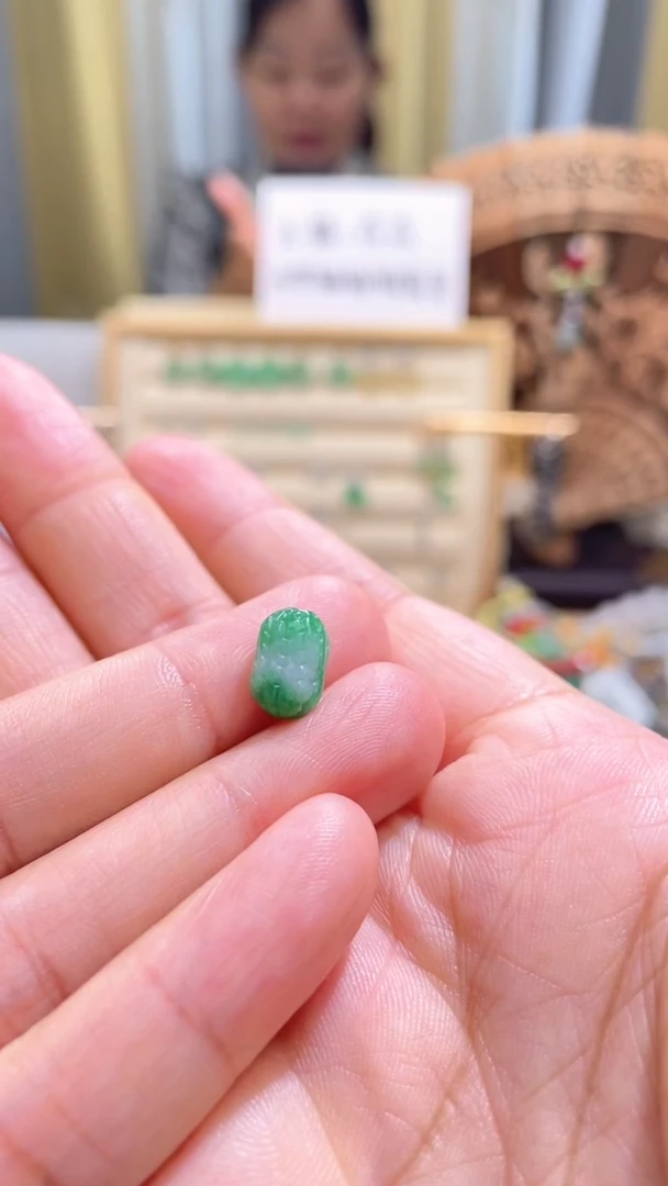 翡翠未镶嵌颈饰滴流