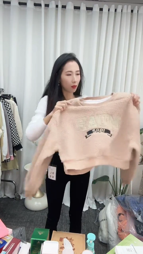 新款时尚卡其加绒卫衣