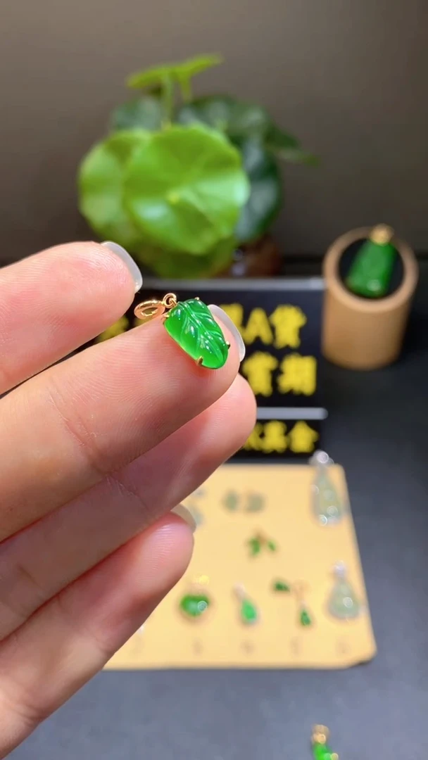 颈饰18K金镶嵌翡翠翡翠A货
