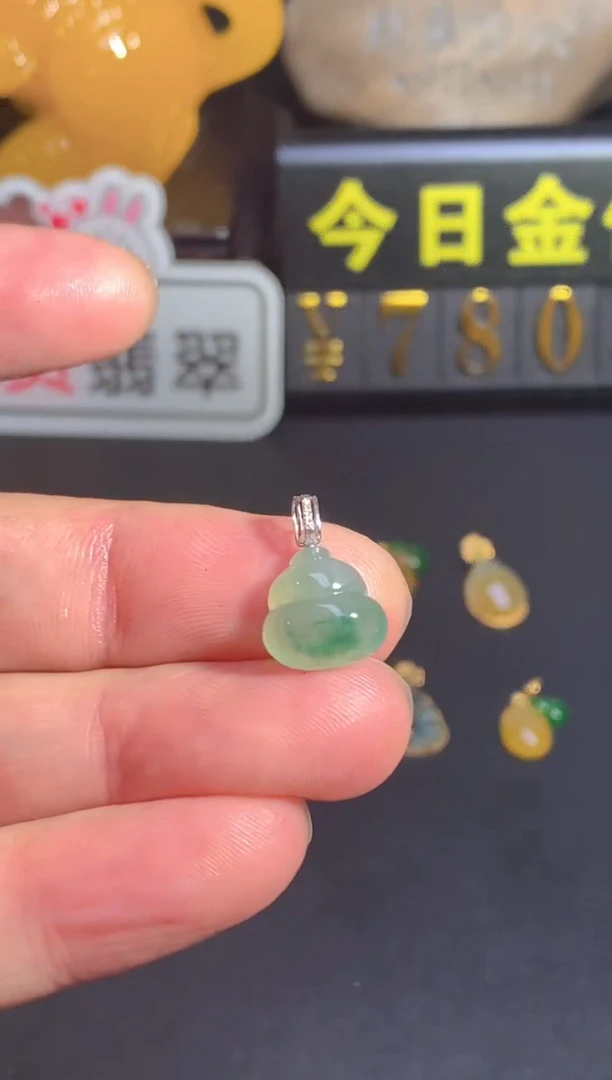 颈饰18K金镶嵌翡翠