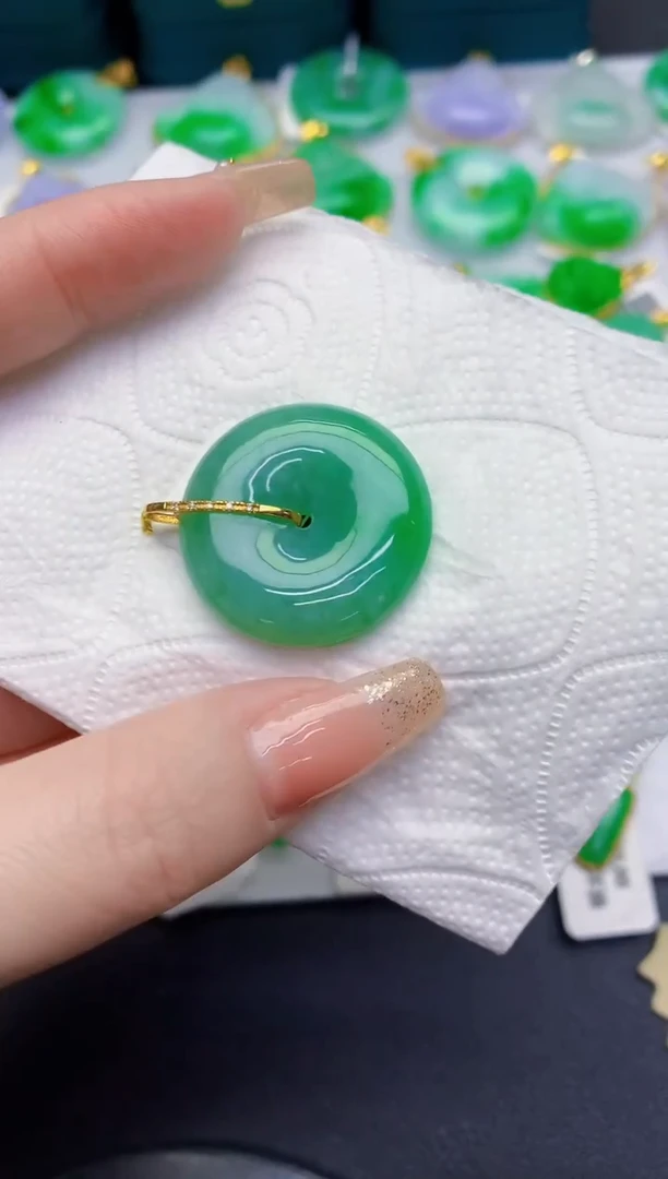 颈饰18K金镶嵌翡翠缅甸天然翡翠A货