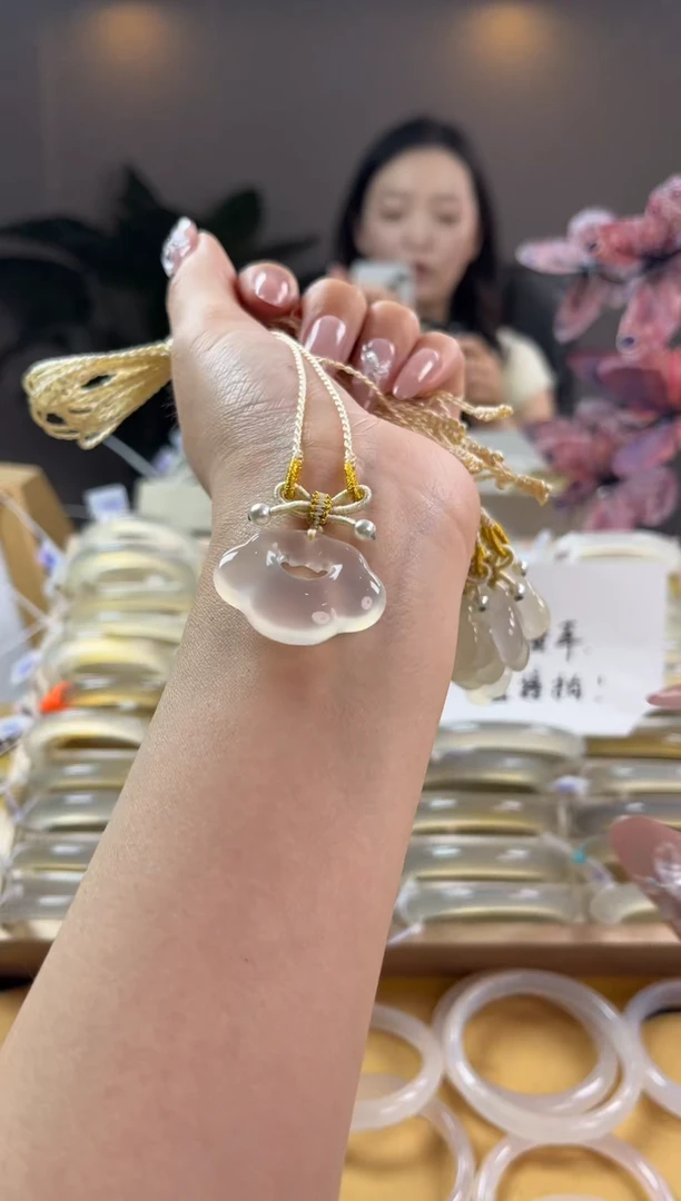 玛瑙/玉髓手镯未镶嵌浅香槟祥云锁